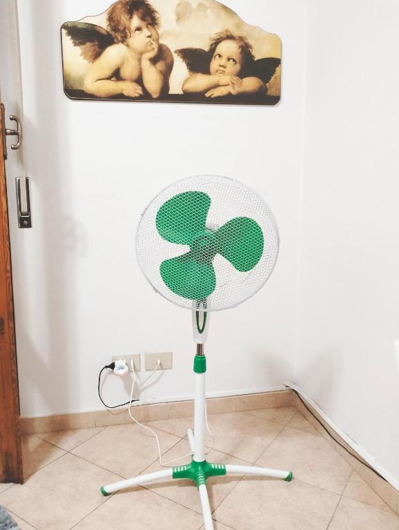 wentylator siedzący na podłodze w pokoju w obiekcie La Perla B & B w Ciampino