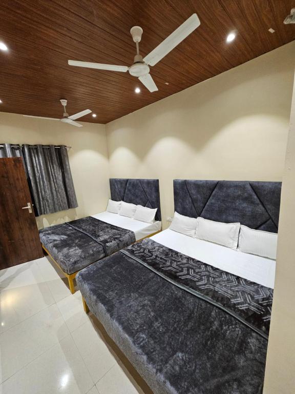 Postel nebo postele na pokoji v ubytování HOTEL DEV BHOOMI -Ujjain