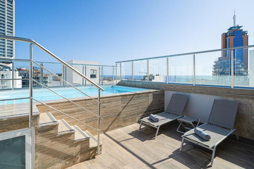 Bazén v ubytování Hotel Scirocco St Julian's, Affiliated by Melia nebo v jeho okolí
