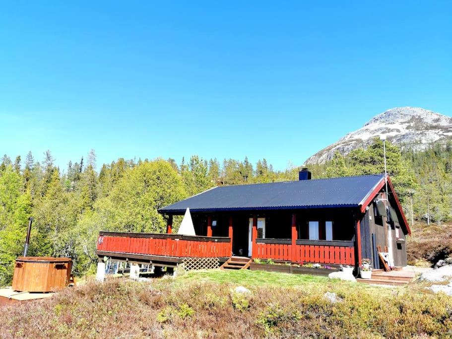 Φωτογραφία από το άλμπουμ του Mountain cabin with a view and hot tub σε Øverland