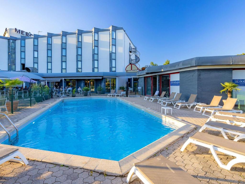 Bazén v ubytování Mercure Lyon Est Villefontaine nebo v jeho okolí