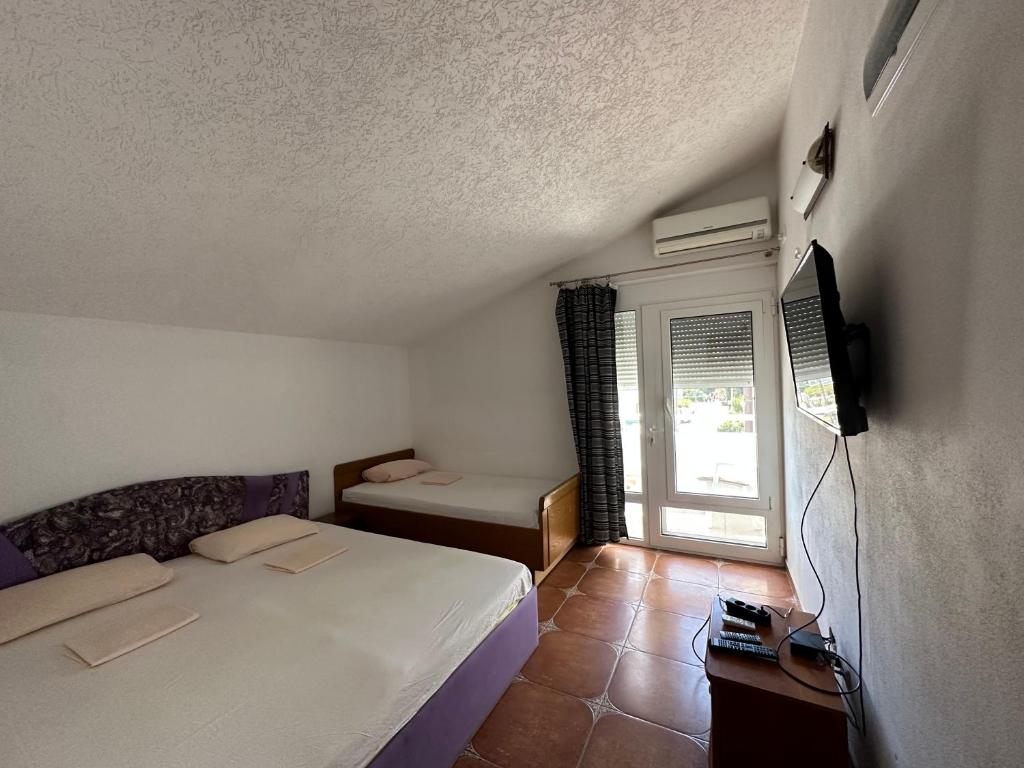 TV a/nebo společenská místnost v ubytování Guest House Nura