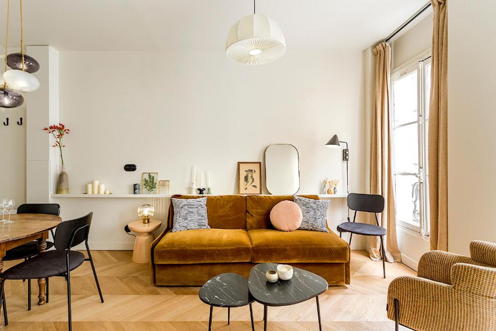 un salon avec un canapé et une table dans l'établissement Habitat Parisien - Grands Boulevards Montorgueil, à Paris