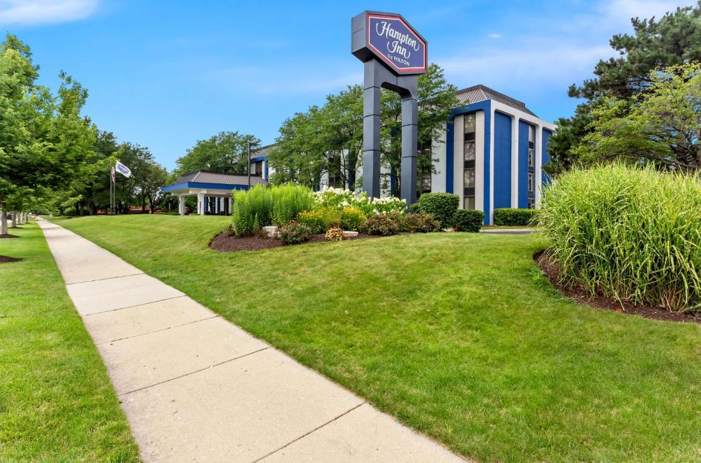 un edificio con un cartel en el césped en Hampton Inn Chicago-Naperville, en Naperville