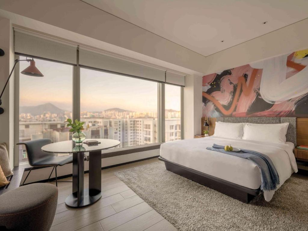 A bed or beds in a room at EAST Hong Kong