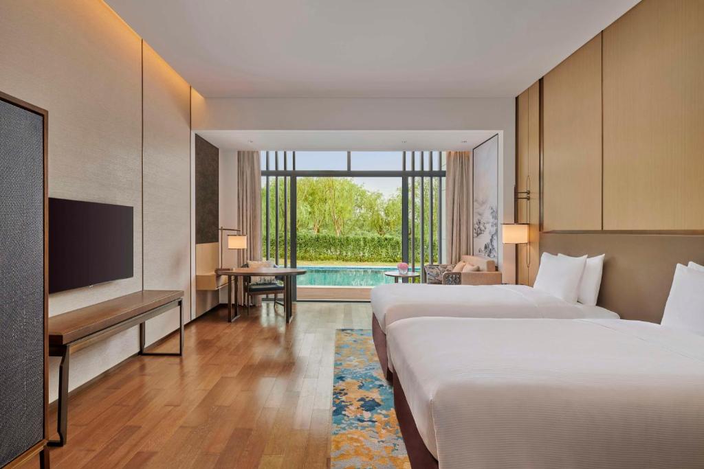 Bazén v ubytování Hilton Shanghai Fengxian nebo v jeho okolí