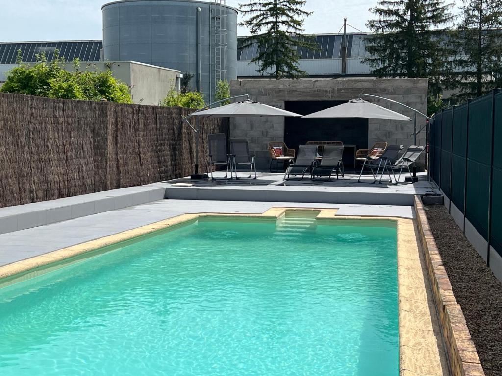 Bazén v ubytování Auberge Mer nebo v jeho okolí