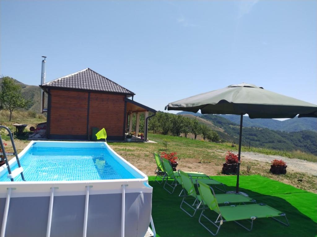 Bazén v ubytování Kucica od drveta 1 nebo v jeho okolí