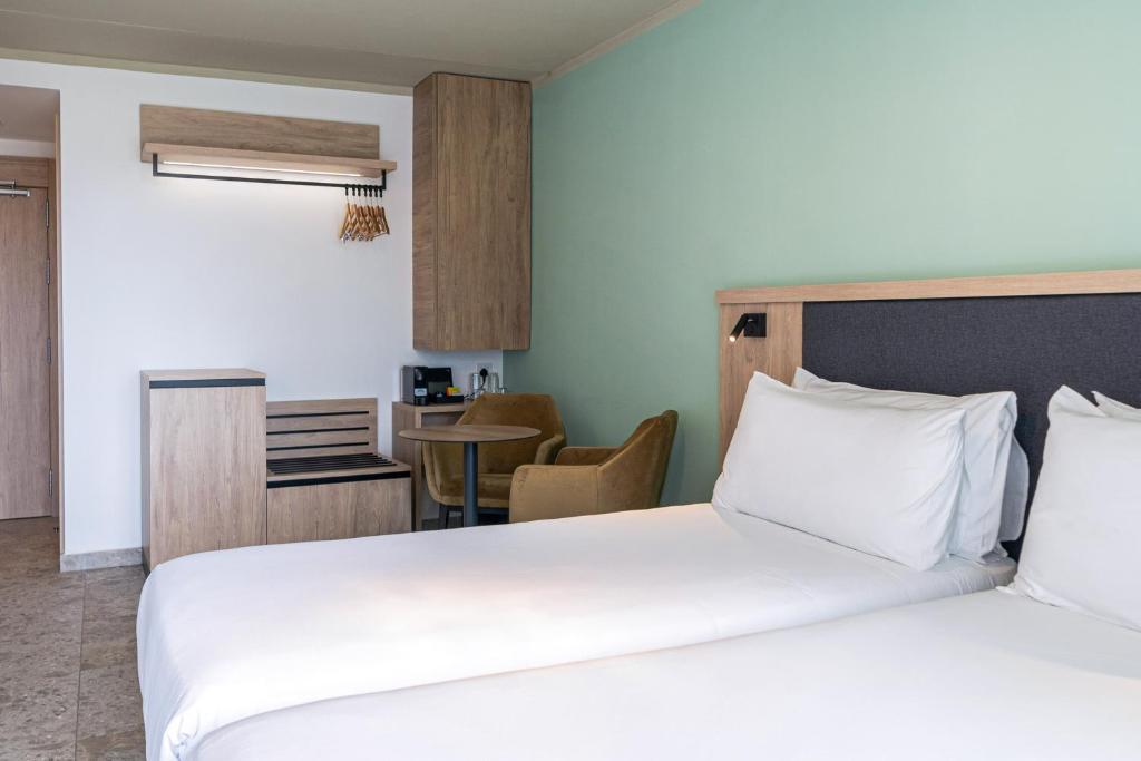 Postel nebo postele na pokoji v ubytování Hotel Scirocco St Julian's, Affiliated by Melia