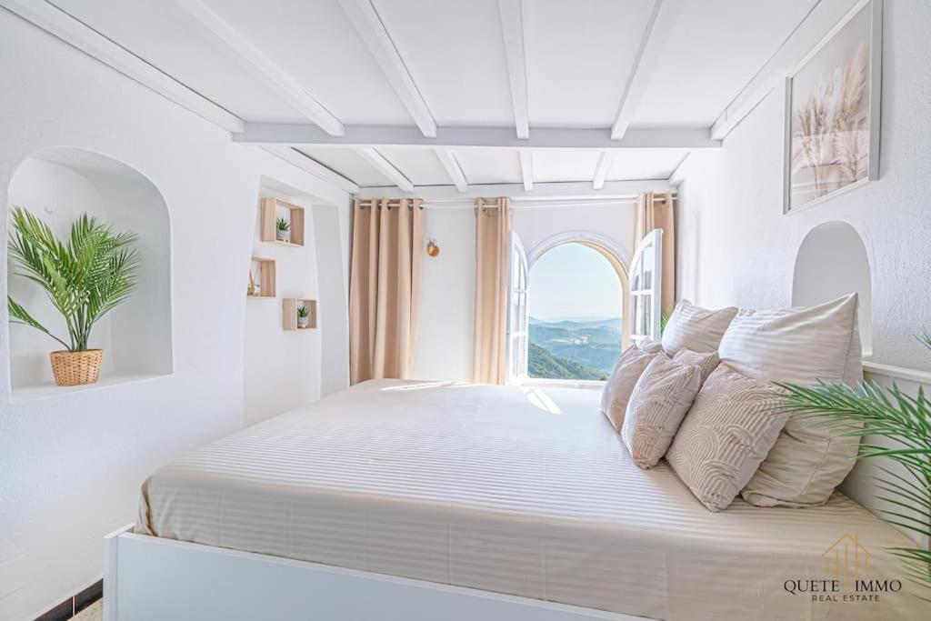 Postel nebo postele na pokoji v ubytování Havre de Paix et Vue Exceptionnelle Proche Monaco