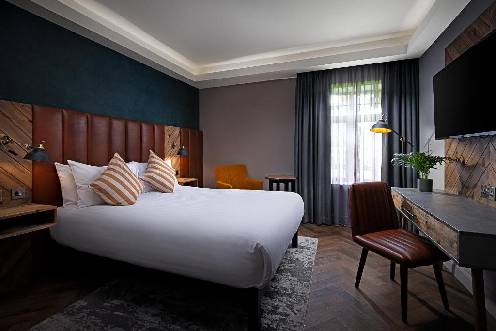 Postel nebo postele na pokoji v ubytování Kilmurry Lodge Hotel