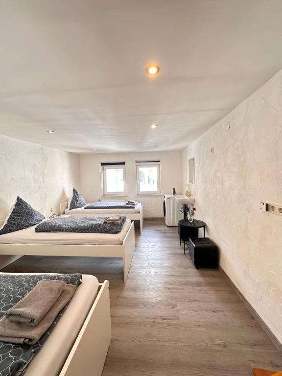 a bedroom with two beds and a table at Apartment am Markt in Adenau