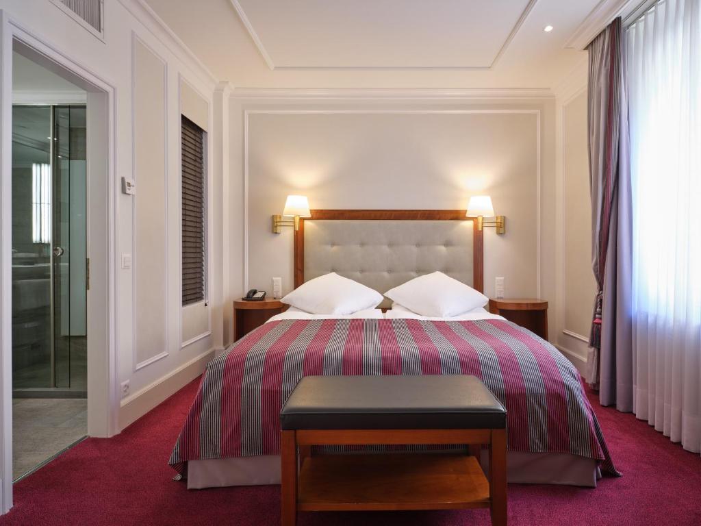 Postel nebo postele na pokoji v ubytování Hotel Schweizerhof Zürich