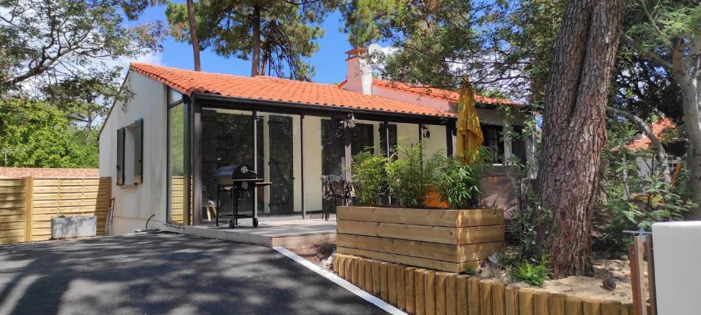 a small white house with an orange roof at LES "AGATHINES" Maison 4 chambres, de 1 à 9 personnes, deux logements indépendants in Ronce-les-Bains