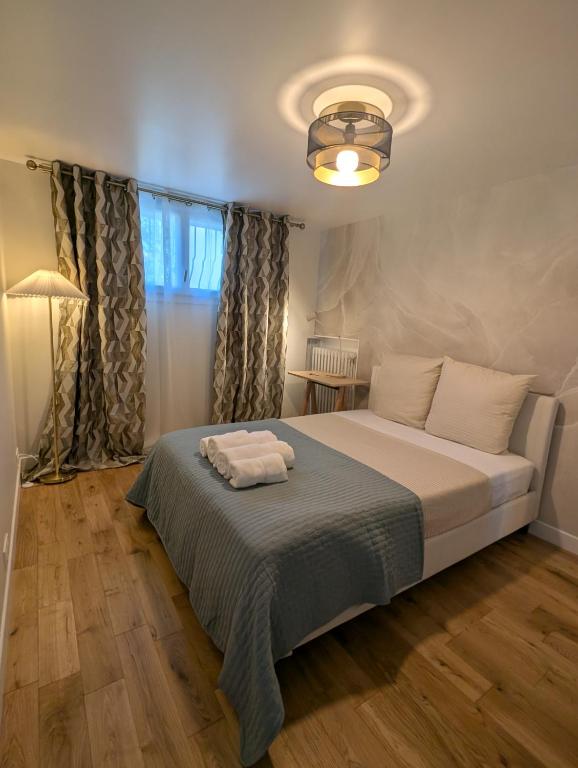 Postel nebo postele na pokoji v ubytování Cosy appartment with access to garden, parking and direct line to Eiffel tower