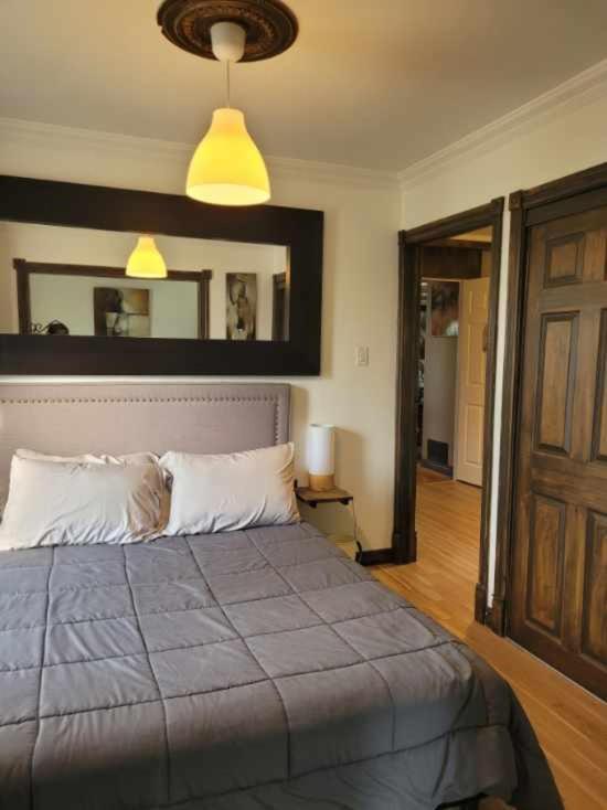 Postel nebo postele na pokoji v ubytování Le petit Manoir Spa et Vue sur rivière St Maurice