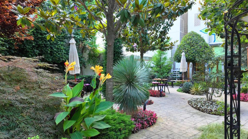 A garden outside Tuzla Garden Hotel & Spa