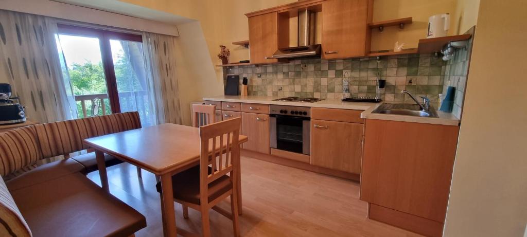 Kuchyň nebo kuchyňský kout v ubytování Bungalow & Apartments "Am Deber" Velden - Augsdorf