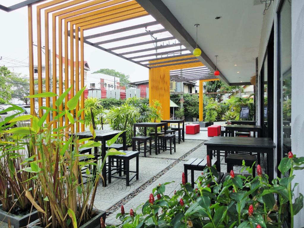 Um restaurante ou outro lugar para comer em La Moon At Phuket - SHA Extra Plus