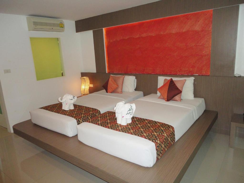 Cama ou camas em um quarto em La Moon At Phuket - SHA Extra Plus