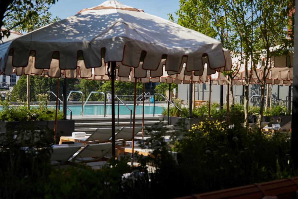 Bazén v ubytování FORTH Hotel Atlanta nebo v jeho okolí
