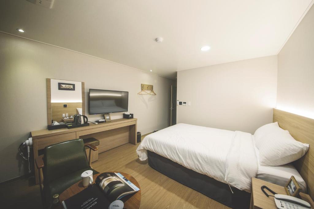 TV a/nebo společenská místnost v ubytování Harbor Hotel