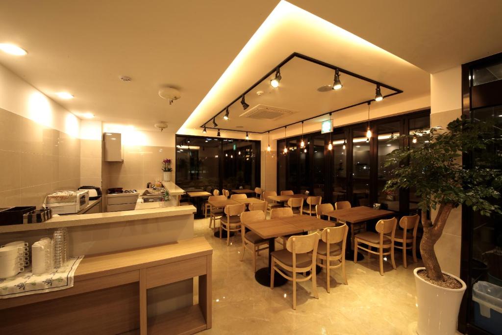 Restaurace v ubytování Harbor Hotel