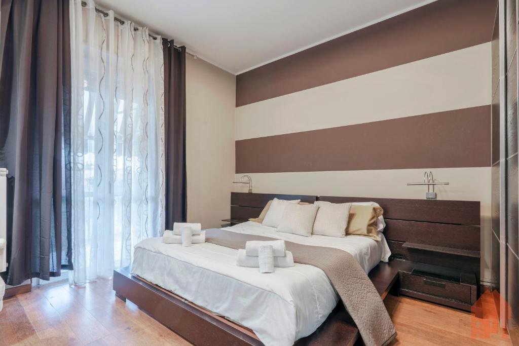Un dormitorio con dos camas y una gran ventana. en - Lake Bliss, en Desenzano del Garda