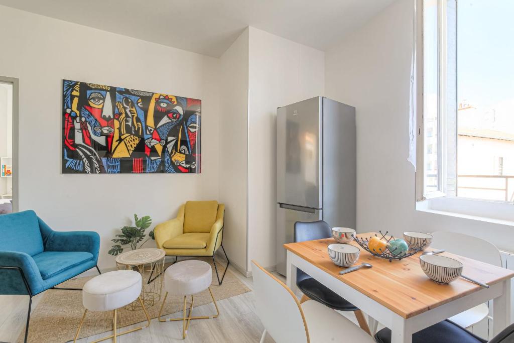 un salon avec une table et des chaises dans l'établissement Cosy et Calme proche métro Montplaisir, à Lyon