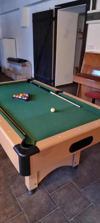 Biliár nebo kulečník v ubytování Apartmány Na rychtě