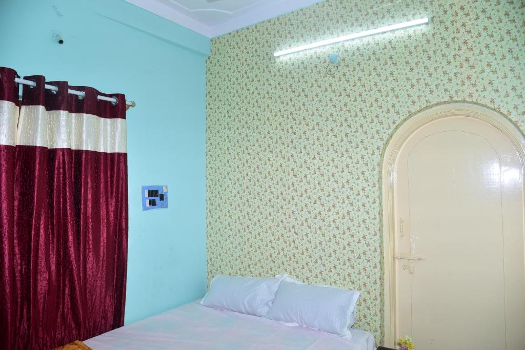 Postel nebo postele na pokoji v ubytování Unique 2BHK Homestay