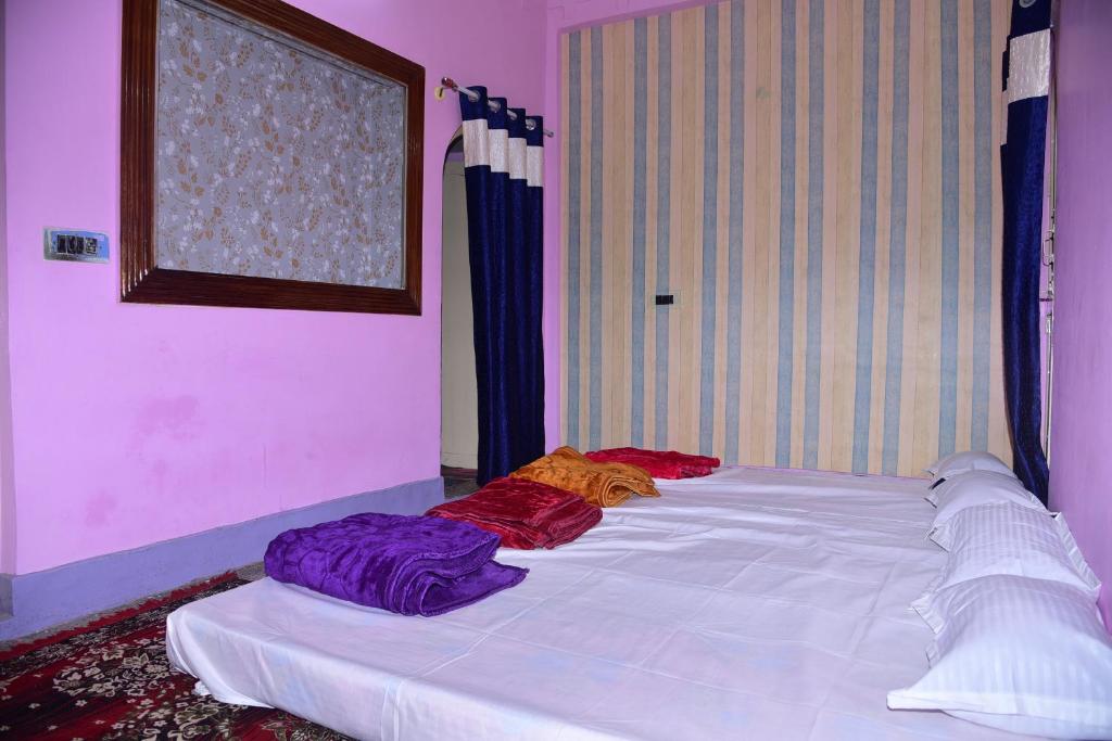Postel nebo postele na pokoji v ubytování Unique 2BHK Homestay