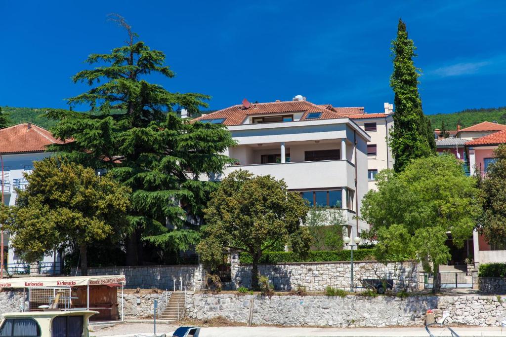 Budova, v ktorej sa apartmán nachádza
