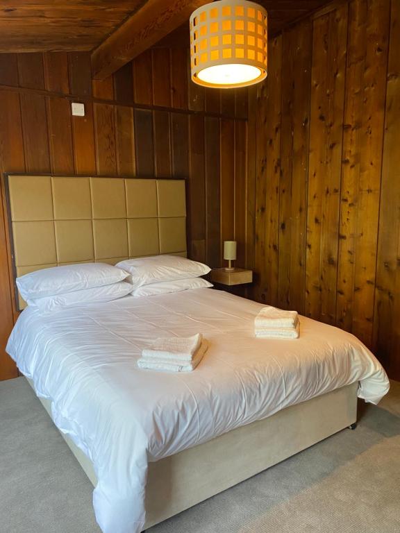 Postel nebo postele na pokoji v ubytování Cedarwood Lodge Leenane