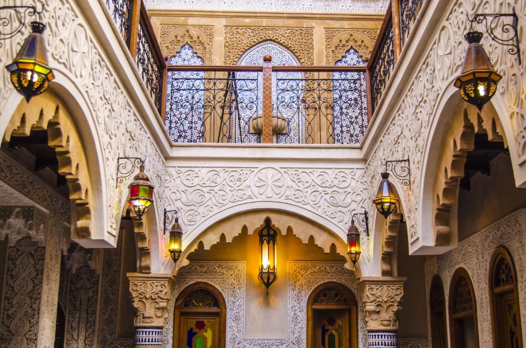 ラバトにあるRiad Sidi Fatahのシャンデリアと天井の建物内廊下