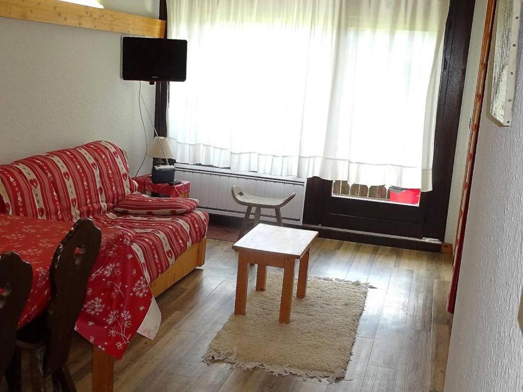 un salon avec un canapé et une table dans l'établissement Appartement Confortable 2 Pièces + Cabine, 5 Pers. - Centre Les Gets, Parking Inclus - FR-1-802-60, aux Gets