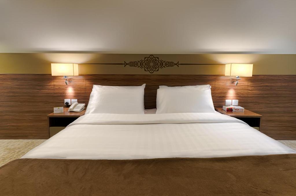 Postel nebo postele na pokoji v ubytování Snaf Inn ِAzizia Hotel