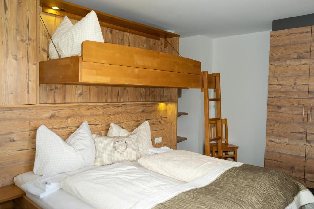 Postel nebo postele na pokoji v ubytování Wohnung Kreuzjoch 142- Naviser Huette