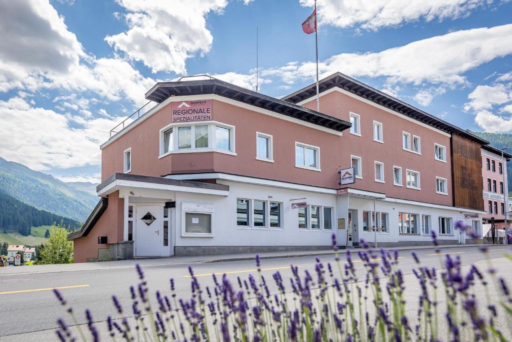 Nespecifikovaný výhled na hory nebo výhled na hory při pohledu z hotelu