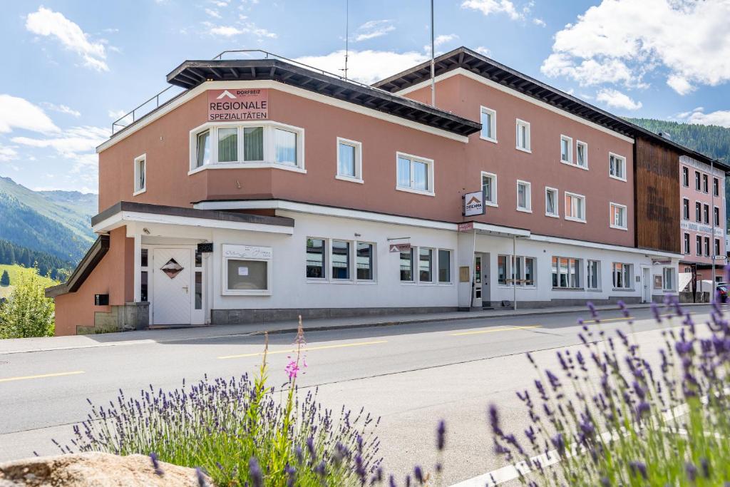 Nespecifikovaný výhled na hory nebo výhled na hory při pohledu z hotelu