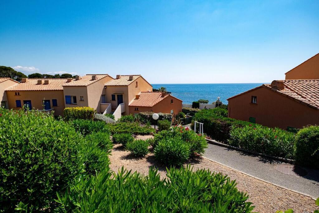 Une rangée de maisons avec l'océan en arrière-plan dans l'établissement T2 en bord de mer à St Aygulf, à Fréjus