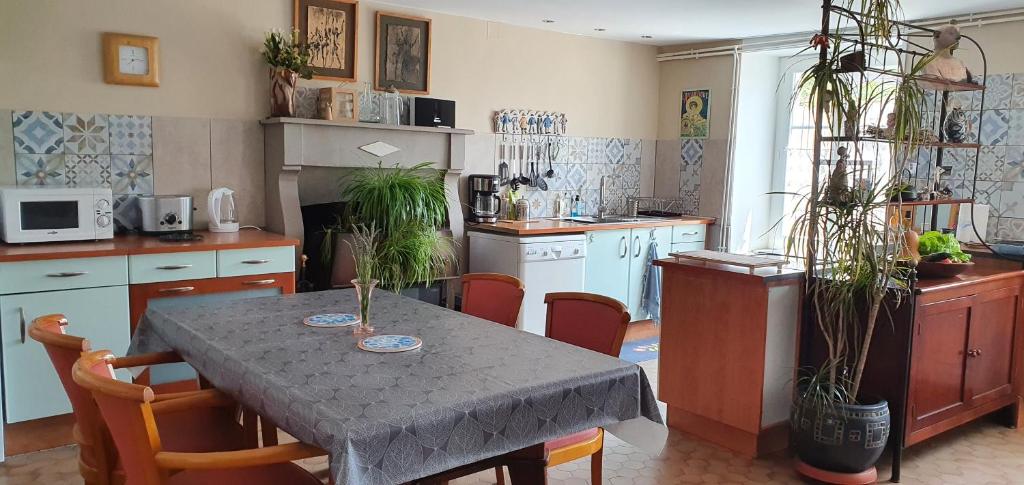 Kuchnia lub aneks kuchenny w obiekcie Longère à la campagne, à proximité de la mer