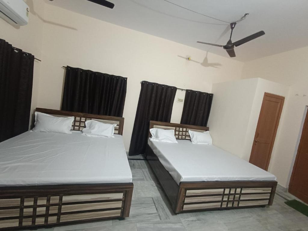 Voodi või voodid majutusasutuse RaghuvarDham Delux 2 Double Beds toas