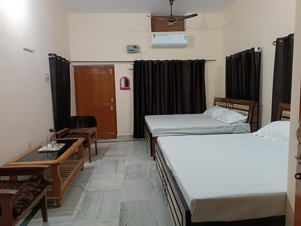 Voodi või voodid majutusasutuse RaghuvarDham Delux 2 Double Beds toas