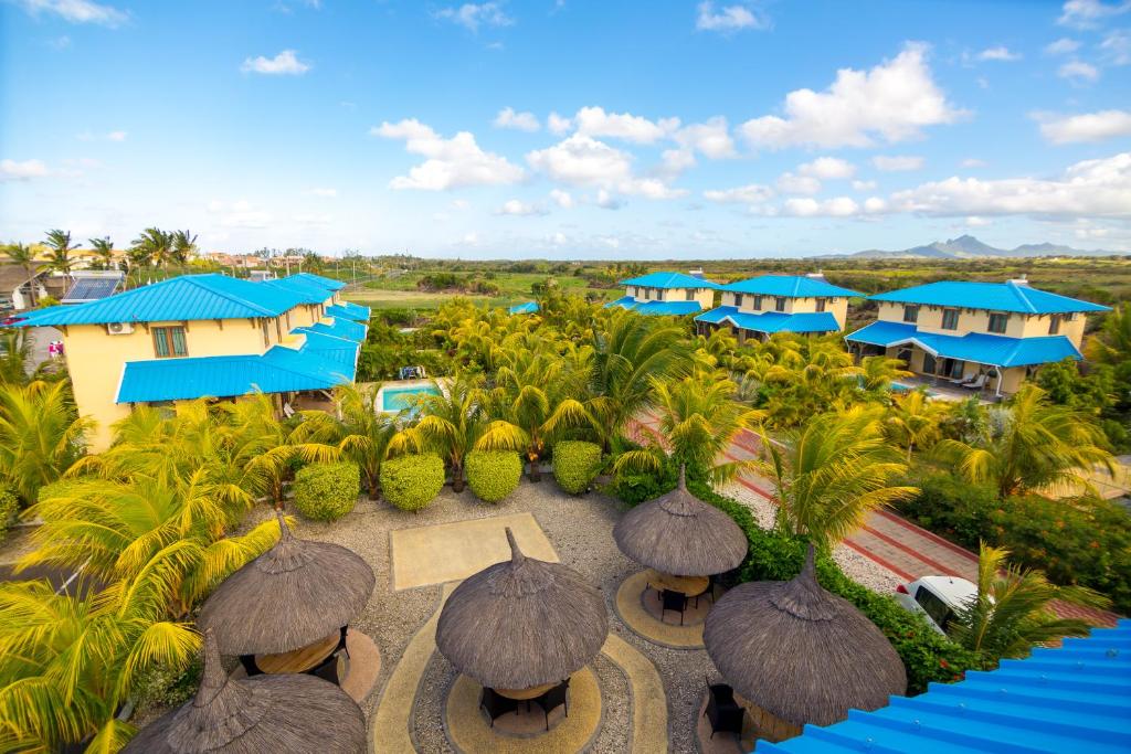 貝爾馬爾的住宿－毛里求斯蘭花別墅酒店，享有带遮阳伞的度假村的空中景致