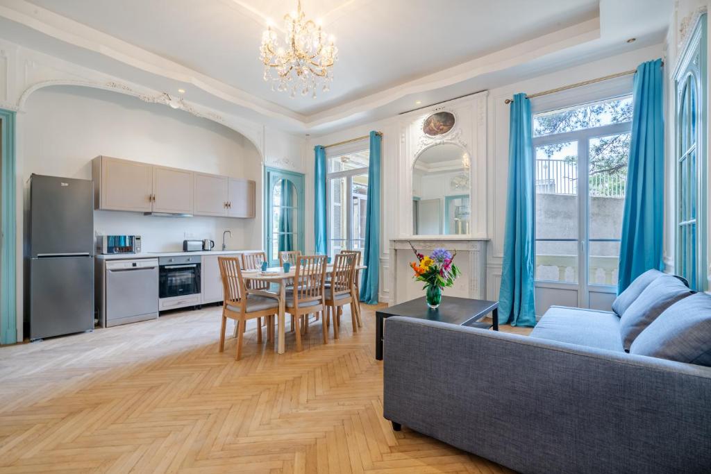 un salon avec un canapé et une table dans l'établissement Luxueux 2P Proche mer, à Nice