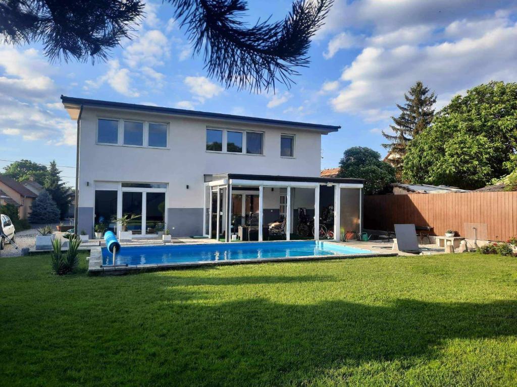 una casa con piscina in un cortile di Popeye House a Debrecen