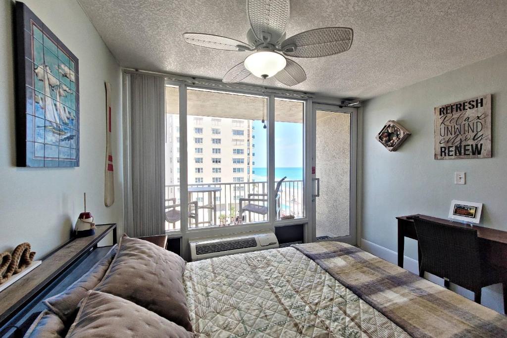 Ένα ή περισσότερα κρεβάτια σε δωμάτιο στο Pirates Cove Condo Unit #603