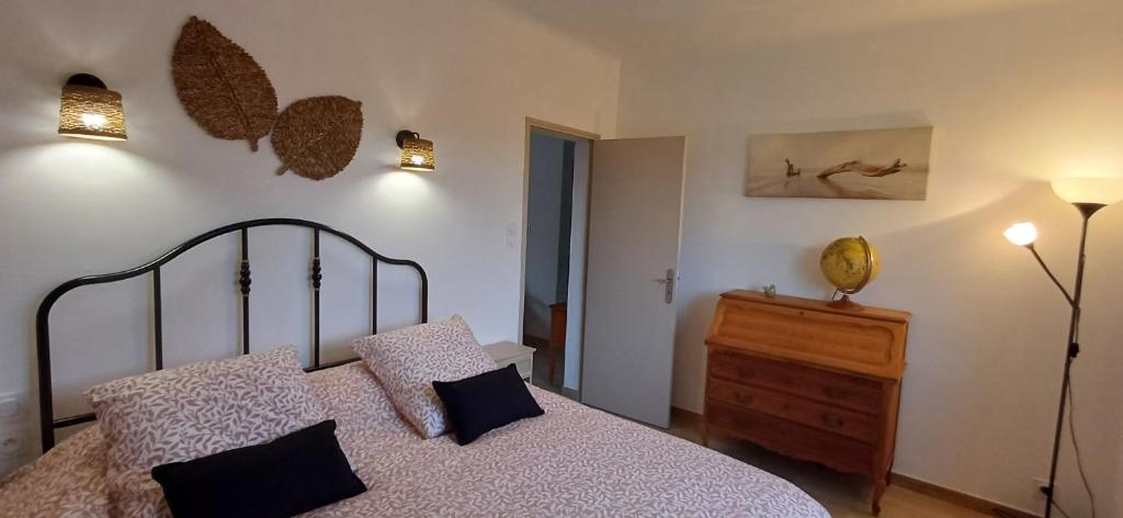 - une chambre avec un lit doté d'oreillers et d'une commode dans l'établissement Chez Giotto, à Saint-Rémy-de-Provence