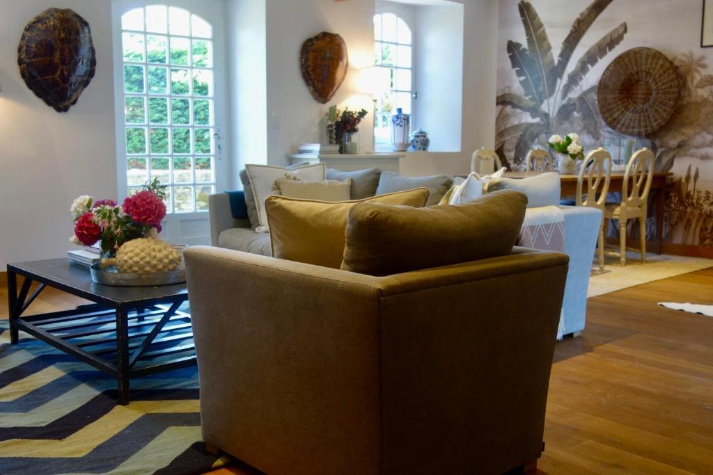 un salon avec un canapé et une table dans l'établissement La Hunière a beautifuly decorated house for 6 people, à Barneville-Carteret